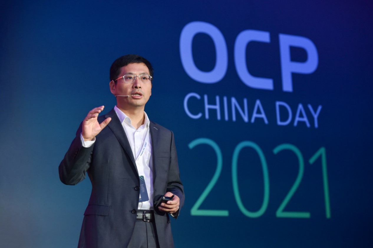 穿著西裝筆挺的男子與配字描述已自動生成