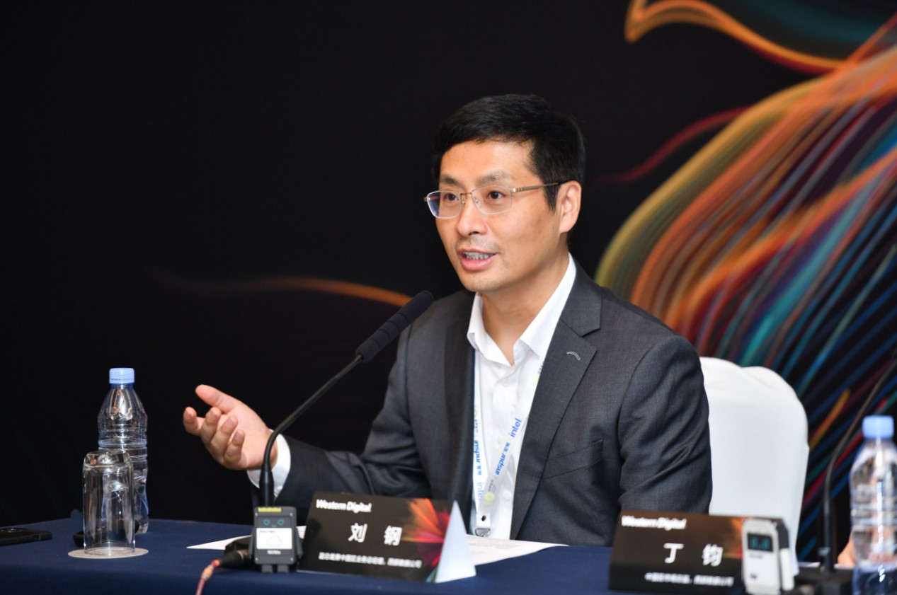 男人拿著筆記本電腦低可信度描述已自動生成